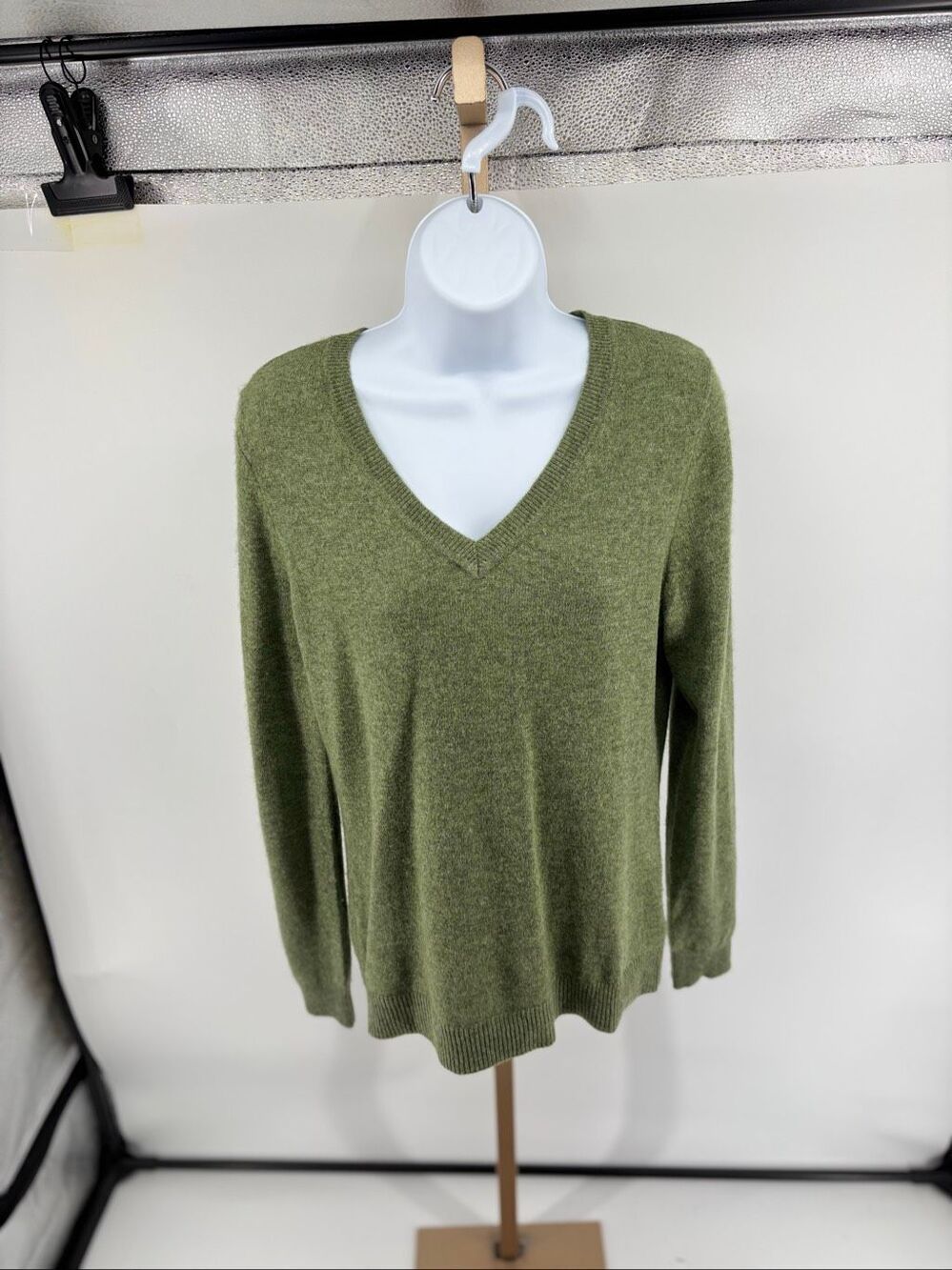 Aspen 2- Ply Cashmere V Neck Sweater Green Size Medium